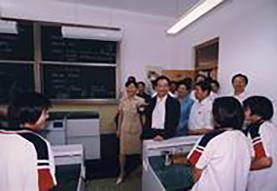 温总理看望正在上课的老师与同学