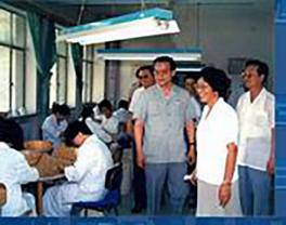 1990年北京市副市长陆宇澄参观我校校办厂