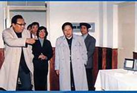 1987年北京市委书记徐惟诚和教育局长陶西平来校指导工作