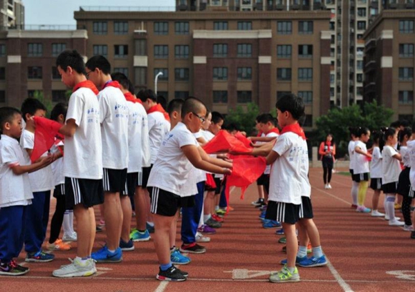 北京十二中朗悦学校少先队入队仪式：“红领巾,我为你自豪”