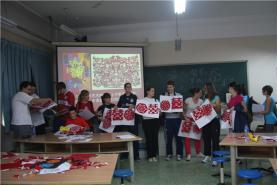 美术课上，德国学生学习中国民间剪纸艺术。