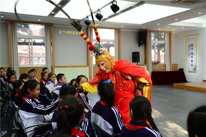 我要学评戏！南站校区小学生登台甩马鞭、亮身段