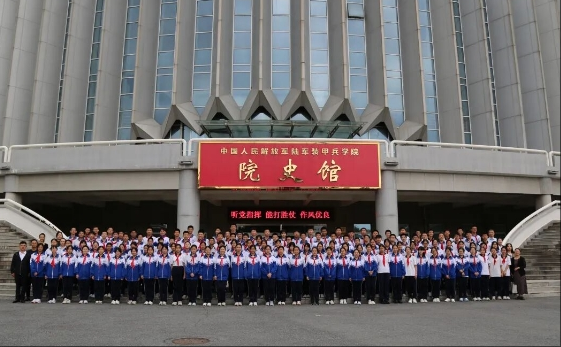 承红耀之光 擎红炬之志——本部初三年级离队建团仪式在军营庄严举行